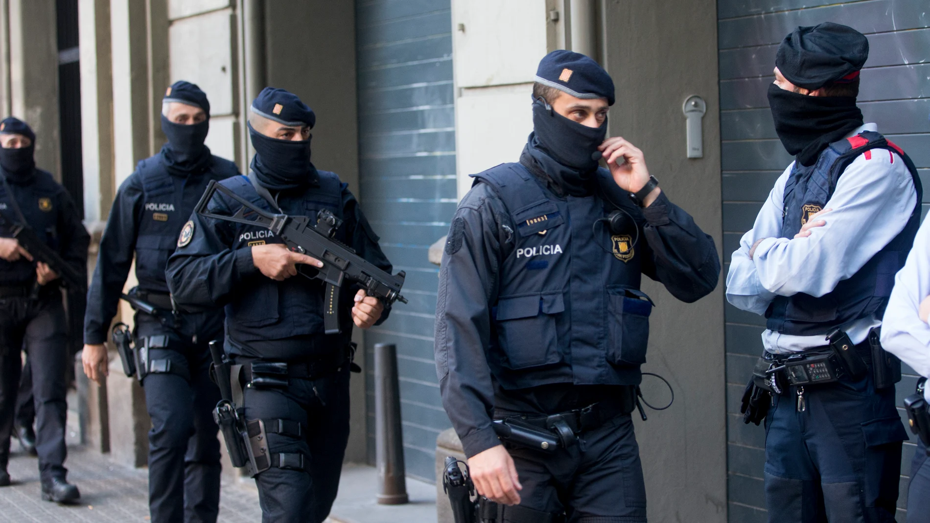 Los Mossos d'Esquadra durante la operación contra el terrorismo yihadista en varias localidades de Cataluña Los Mossos d'Esquadra durante la operación contra el terrorismo yihadista en varias localidades de Cataluña