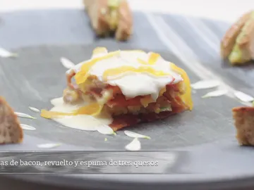 Milhojas de beicon, revuelto de huevo y espuma de tres quesos ahumada Milhojas de beicon, revuelto de huevo y espuma de tres quesos ahumada