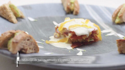 Milhojas de beicon, revuelto de huevo y espuma de tres quesos ahumada