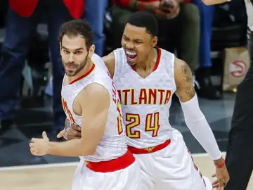 Calderón y Bazemore celebran una canasta del español con los Hawks Calderón y Bazemore celebran una canasta del español con los Hawks