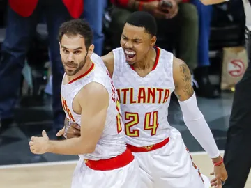 Calderón y Bazemore celebran una canasta del español con los Hawks Calderón y Bazemore celebran una canasta del español con los Hawks