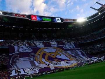 Mosaico en la grada del Bernabéu previo al duelo entre Real Madrid y Barcelona