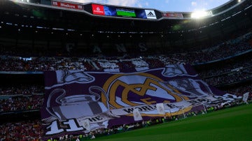 Mosaico en la grada del Bernabéu previo al duelo entre Real Madrid y Barcelona