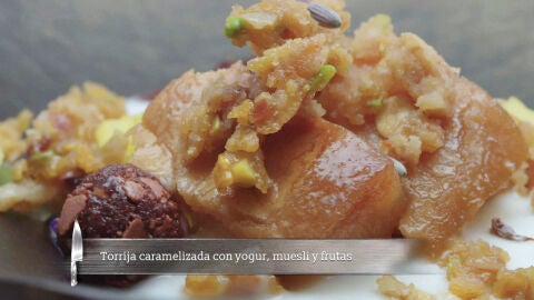 Torrija con yogurt y crumbel de pistacho