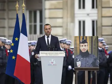 Etienne Cardiles rinde homenaje a su marido Etienne Cardiles rinde homenaje a su marido