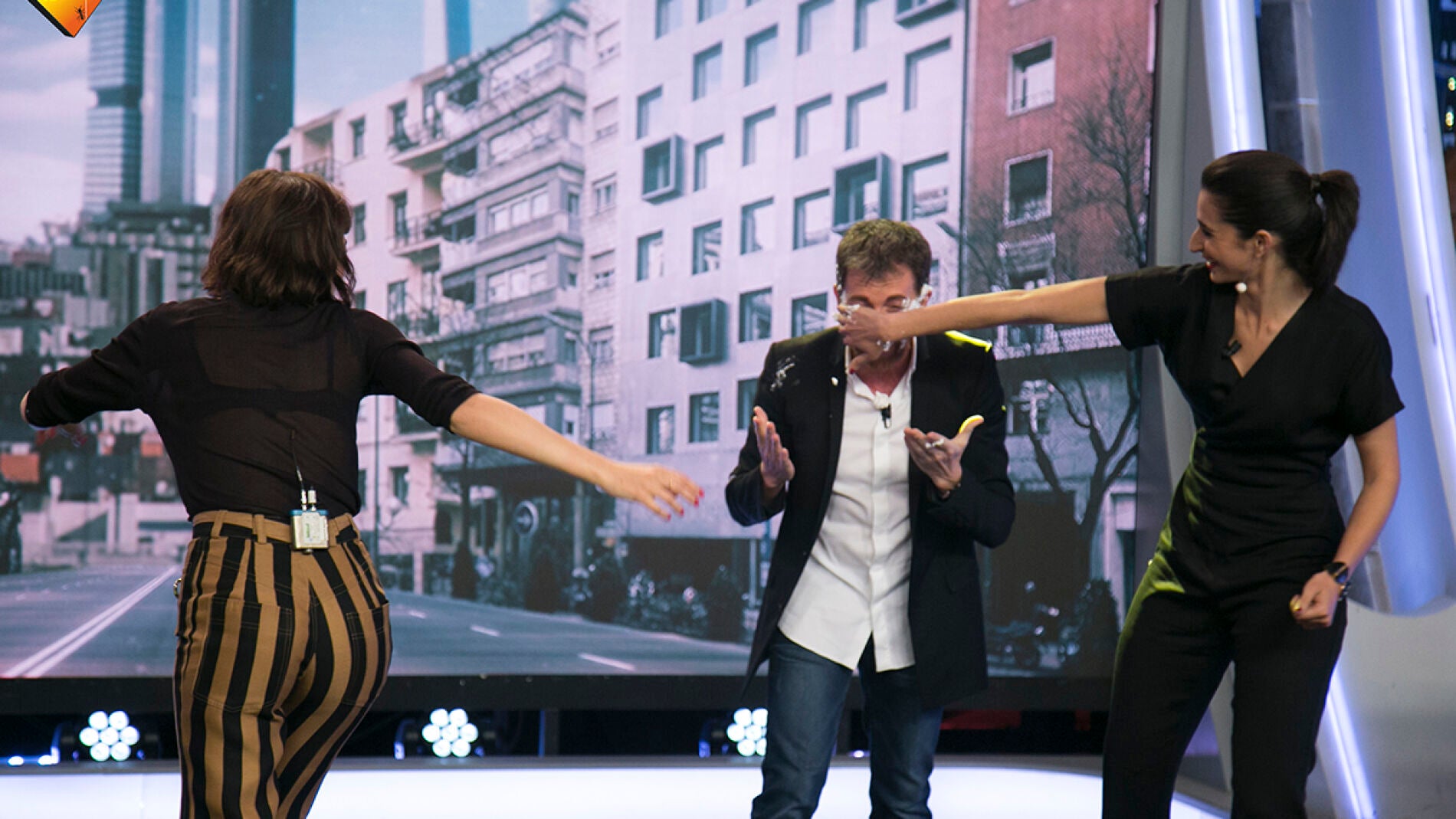 &Uacute;rsula Corber&oacute; y Alba Flores atacan con pasteles a Pablo Motos en directo en 'El Hormiguero 3.0'