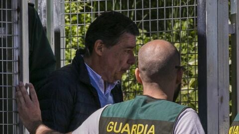 Ignacio Gonz&aacute;lez con un agente de la UCO