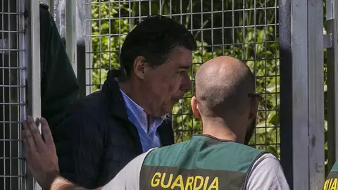 Ignacio González con un agente de la UCO Ignacio González con un agente de la UCO