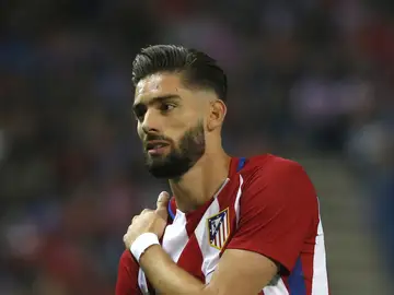 Carrasco se duele del hombro antes de retirarse Carrasco se duele del hombro antes de retirarse