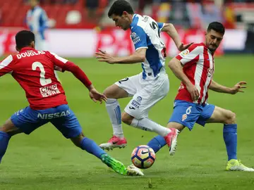 Douglas trata de frenar a Aaron Martín Douglas trata de frenar a Aaron Martín