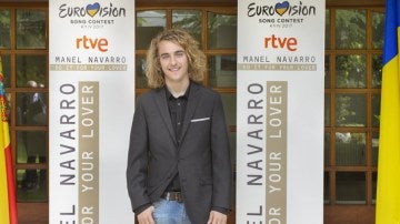 Manel Navarro en la embajada de Ucrania en Madrid