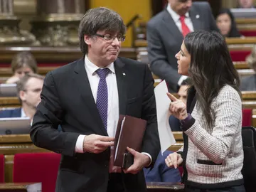 El presidente de la Generalitat de Cataluña, Carles Puigdemont, habla con la líder de Ciudadanos, Inés Arrimadas El presidente de la Generalitat de Cataluña, Carles Puigdemont, habla con la líder de Ciudadanos, Inés Arrimadas