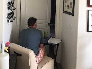 El hombre ha colocado el escritorio en la puerta para estar cerca de su mujer