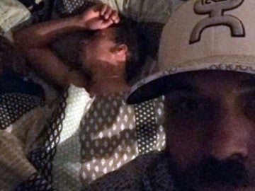 Duston pilla a su novia con otro y se hace un 'selfie'