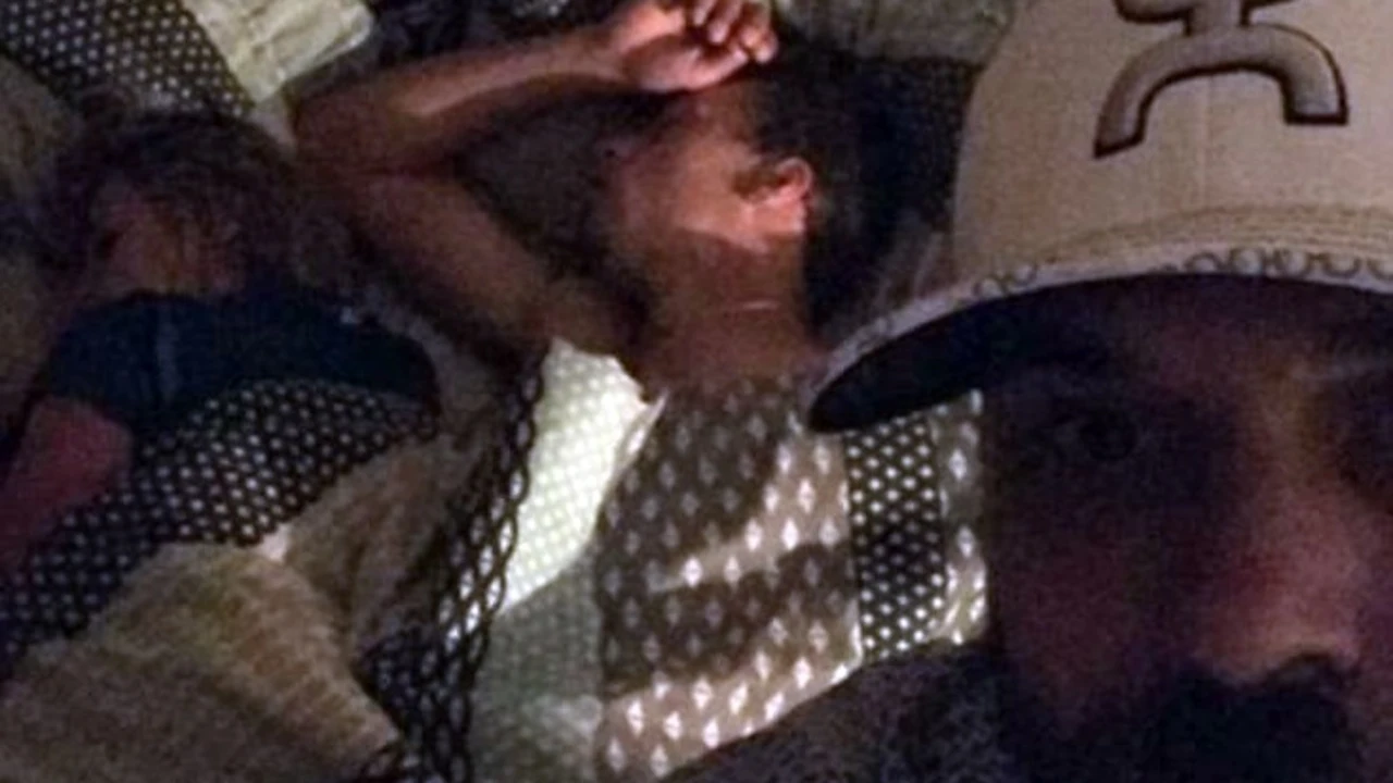 Duston pilla a su novia con otro y se hace un 'selfie' Duston pilla a su novia con otro y se hace un 'selfie'