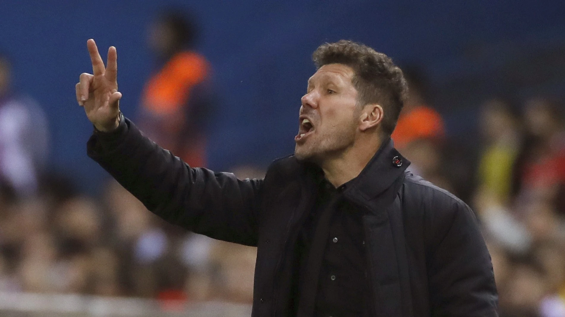 Simeone protesta una acción desde la banda Simeone protesta una acción desde la banda