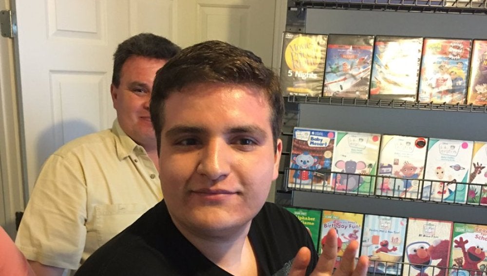 Héctor al descubrir su propio videoclub