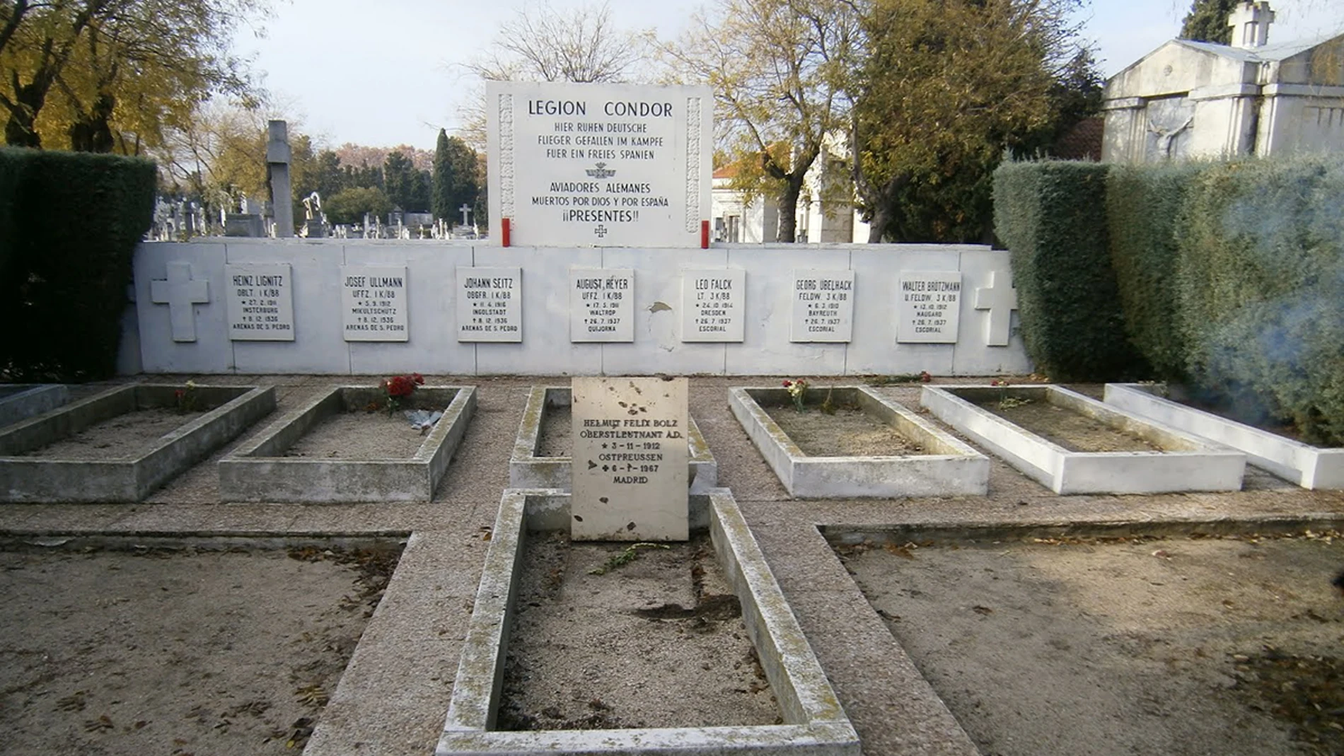 Placa de homenaje a la Legión Cóndor en La Almudena Placa de homenaje a la Legión Cóndor en La Almudena