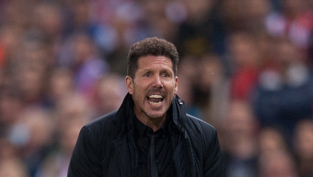 Simeone da instrucciones a su equipo en el duelo ante el Villarreal