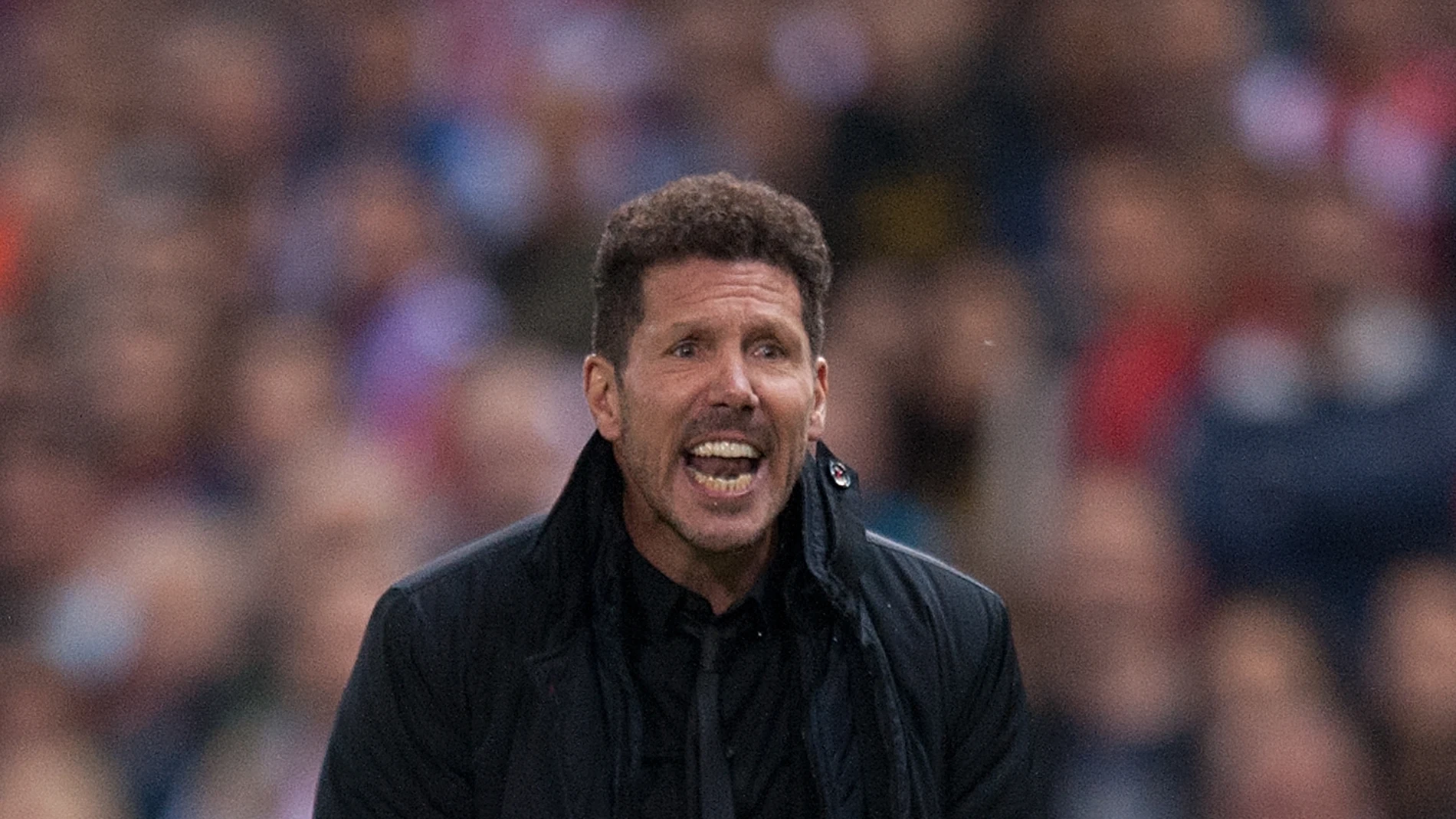 Simeone da instrucciones a su equipo en el duelo ante el Villarreal Simeone da instrucciones a su equipo en el duelo ante el Villarreal