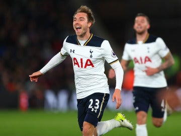 Eriksen celebrando el único tanto del encuentro