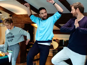 Carmen, Iñaki y Horacio practican la postura del conejo Carmen, Iñaki y Horacio practican la postura del conejo