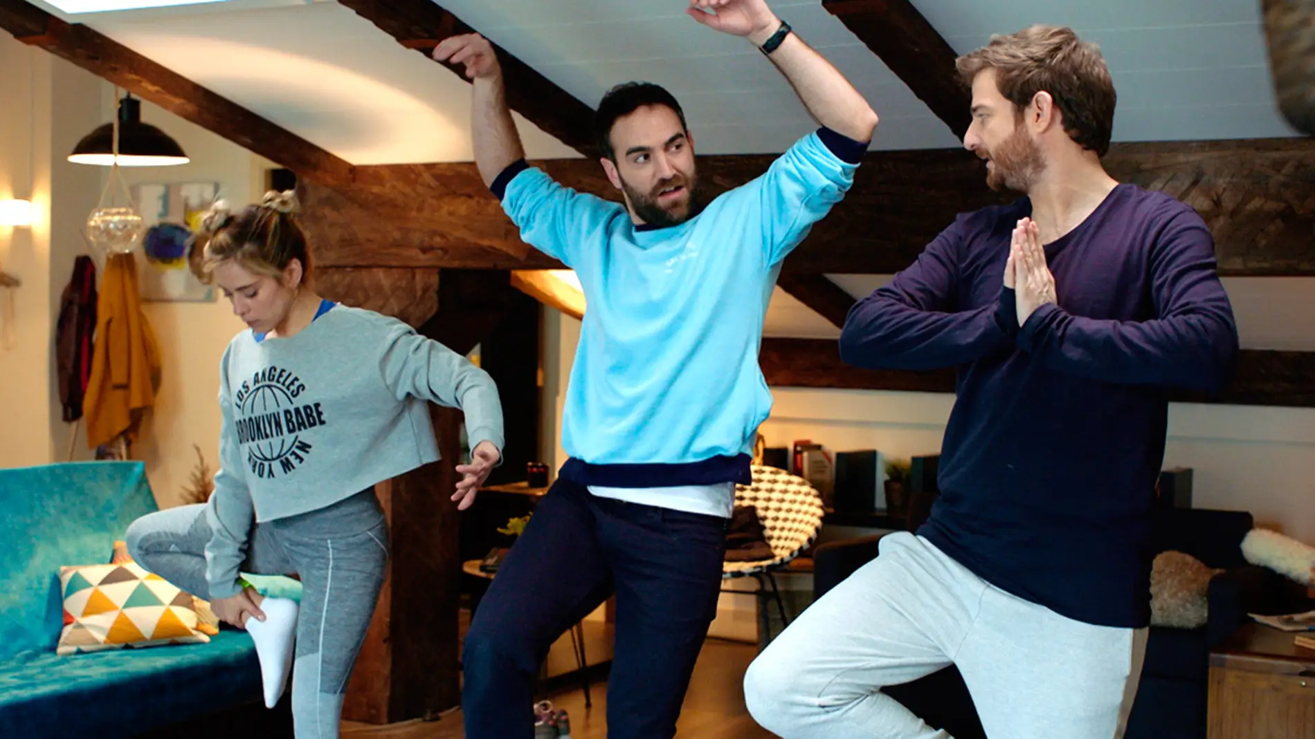 Carmen, Iñaki y Horacio practican la postura del conejo