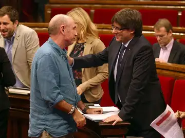 El presidente de la Generalitat, Carles Puigdemont, conversa con el diputado de JxS, Lluís Llach El presidente de la Generalitat, Carles Puigdemont, conversa con el diputado de JxS, Lluís Llach