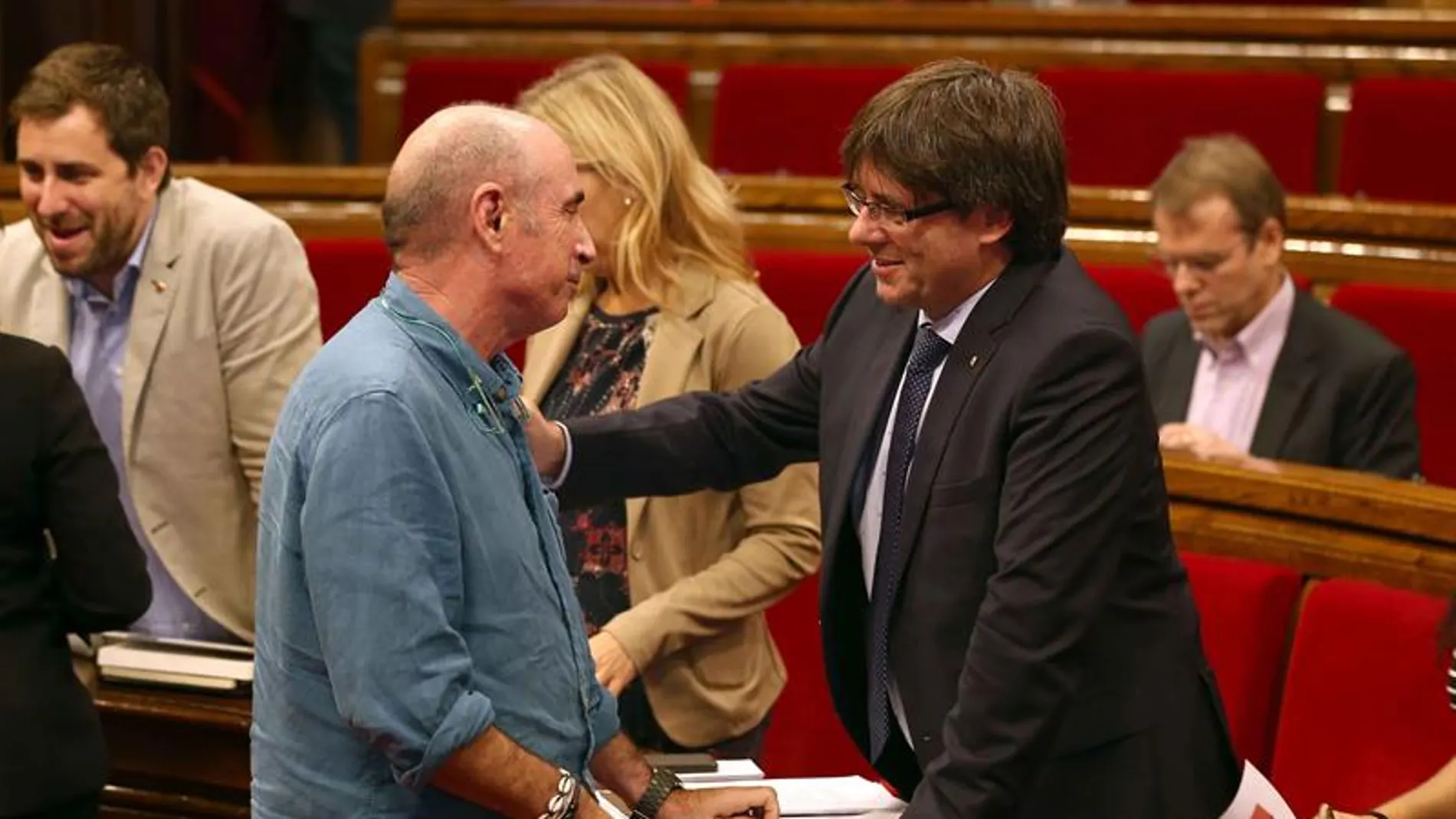 El presidente de la Generalitat, Carles Puigdemont, conversa con el diputado de JxS, Lluís Llach El presidente de la Generalitat, Carles Puigdemont, conversa con el diputado de JxS, Lluís Llach