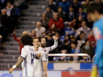 Isco celebra con Lucas Vázquez y Marcelo un gol en Riazor