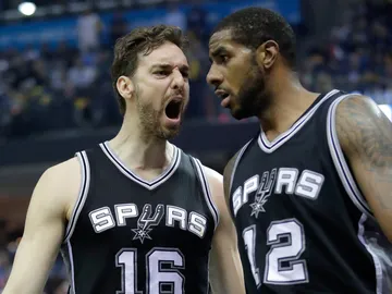 Pau Gasol celebra la victoria de los Spurs con Aldridge Pau Gasol celebra la victoria de los Spurs con Aldridge