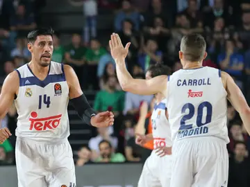 Carroll celebrando un punto con Ayón Carroll celebrando un punto con Ayón