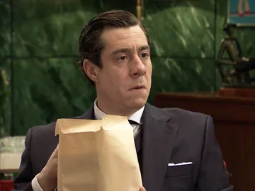 ¿Qué contendrá el sobre que le dará Alonso a Joaquín Vigo? ¿Qué contendrá el sobre que le dará Alonso a Joaquín Vigo?