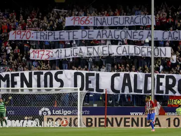 Pancartas del Frente Atlético rememoran los momentos del Calderón Pancartas del Frente Atlético rememoran los momentos del Calderón
