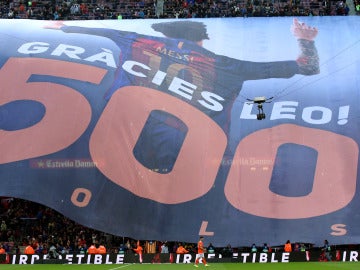 Pancarta gigante por los 500 goles de Messi en el Camp Nou