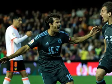 Mikel Oyarzaba y Xabi Prieto celebran un gol Mikel Oyarzaba y Xabi Prieto celebran un gol