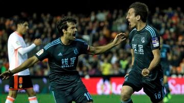 Mikel Oyarzaba y Xabi Prieto celebran un gol