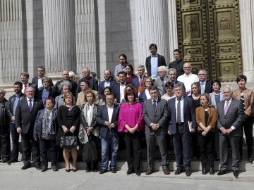 Los diputados en la Puerta de los Leones del Congreso 