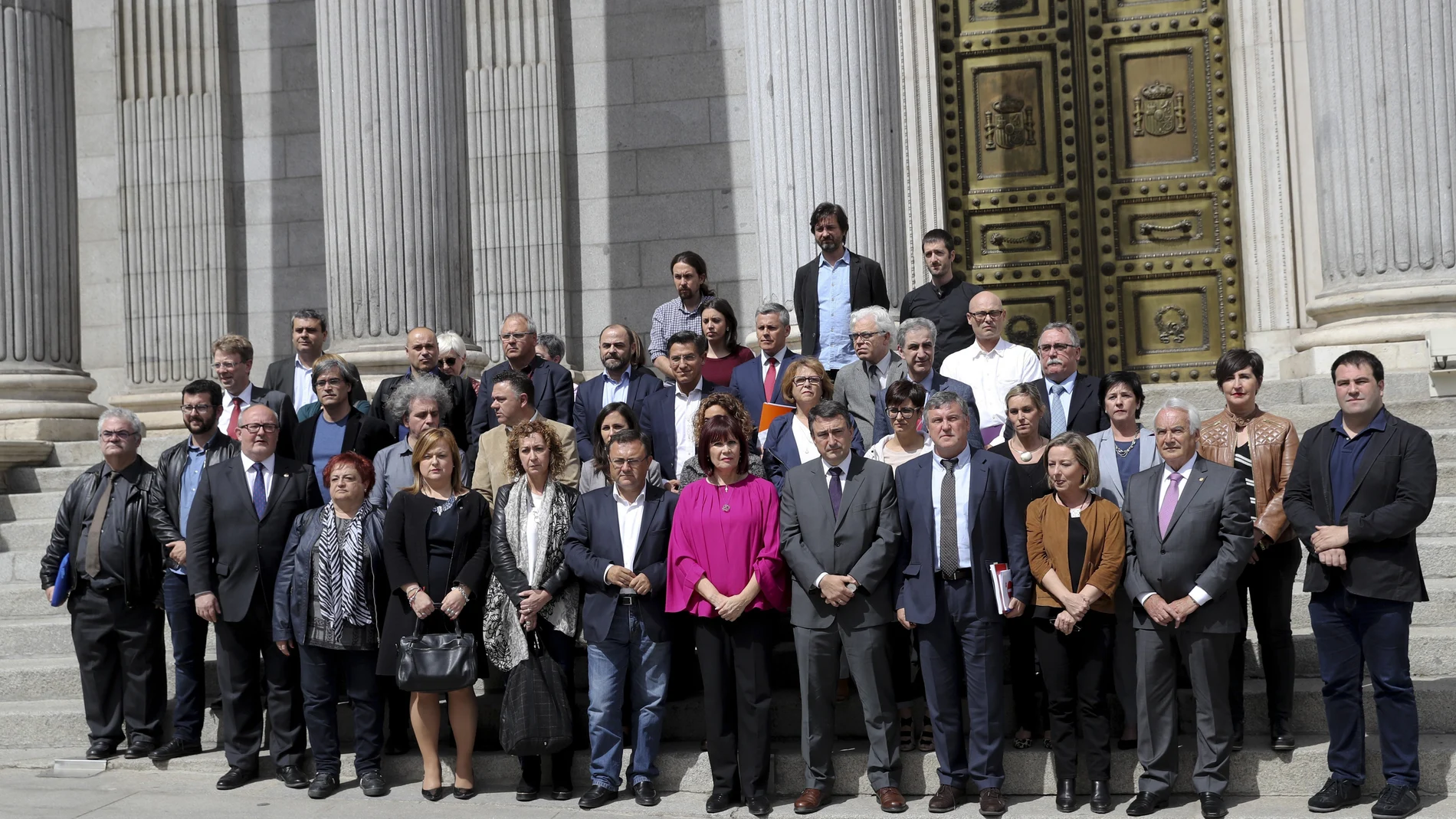 Los diputados en la Puerta de los Leones del Congreso Los diputados en la Puerta de los Leones del Congreso