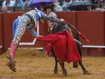 El diestro Julián López "El Juli" con su segundo durante la corrida estrella de la feria de Abril de Sevilla El diestro Julián López "El Juli" con su segundo durante la corrida estrella de la feria de Abril de Sevilla