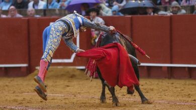 El tesón y el poder de 'El Juli' rescatan una tarde condenada al vacío