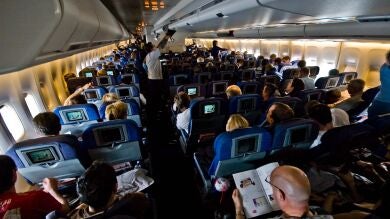 Más de la mitad de los españoles, a favor de que las personas con sobrepeso ocupen asientos específicos en los aviones