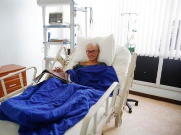 El taiwanés Liang Sheng Yueh descansa en su cama del hospital