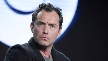 Jude Law tiene muchas preguntas que hacer