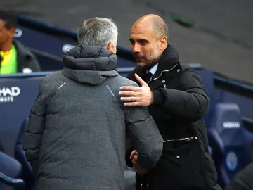 Afectuoso saludo entre Mourinho y Guardiola antes del partido Afectuoso saludo entre Mourinho y Guardiola antes del partido