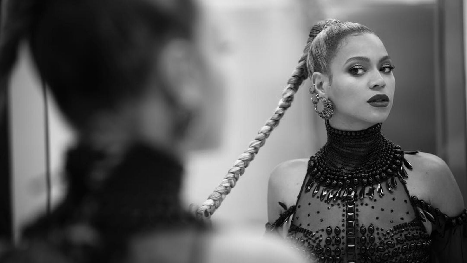 Beyoncé vuelve a sorprender con un posado de su embarazo de gemelos durante su asistencia a una exposición 