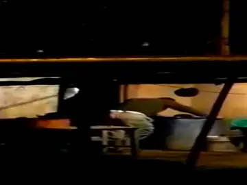 El padre regañando al menor El padre regañando al menor