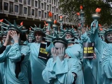 Frame 37.978628 de: Activistas protestan en Londres contra Trump disfrazados de Estatua de la Libertad Frame 37.978628 de: Activistas protestan en Londres contra Trump disfrazados de Estatua de la Libertad