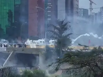 Frame 5.662018 de: Investigan suceso en que fueron heridos policías y muerte de joven venezolano Frame 5.662018 de: Investigan suceso en que fueron heridos policías y muerte de joven venezolano