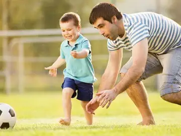 Padre jugando con su hijo Padre jugando con su hijo